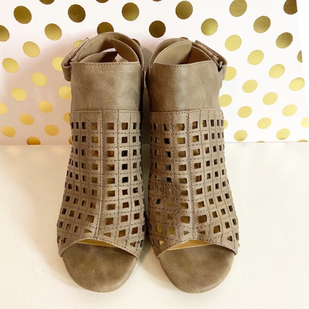 Jellypop Los Angeles Koi Taupe Laser Cut Block Heel Sandals Women’s Size 8.5 - Picture 3 of 7